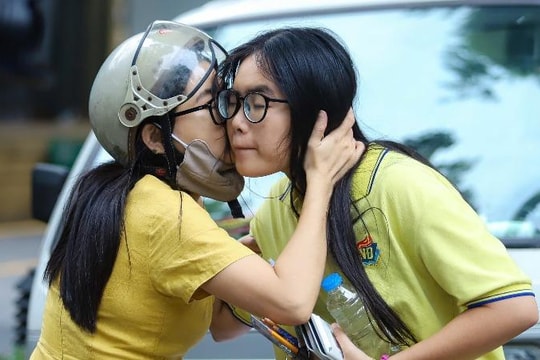 Ngoài cánh cổng trường, bố mẹ cũng "thi" cùng con…
