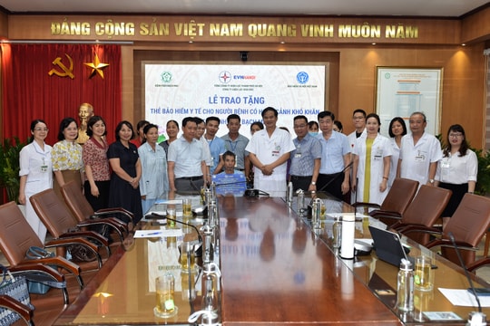 Trao tặng thẻ bảo hiểm y tế cho người còn khó khăn - Gieo nhân ái, lan tỏa yêu thương