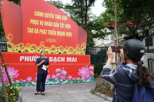 Hà Nội Trụ sở các phường gắn biển tên mới đón ngày trọng đại