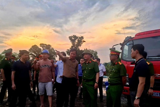 Hưng Yên: Lãnh đạo tỉnh và hàng trăm cán bộ, chiến sĩ... xuyên đêm khắc phục sự cố cháy nổ tại nhà xưởng phế liệu