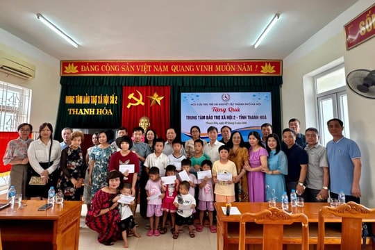 Trao tặng quà trẻ mồ côi, khuyết tật tại Thanh Hóa