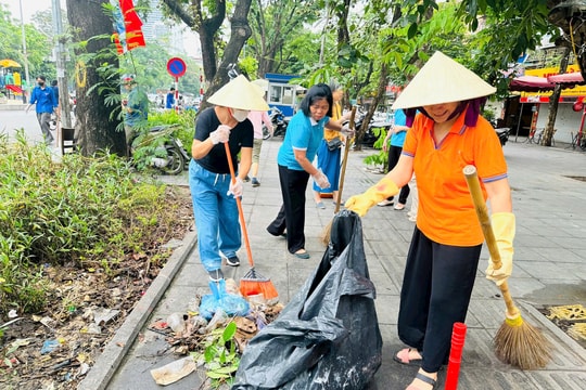 Phụ nữ 126 xã, phường ra quân vệ sinh môi trường