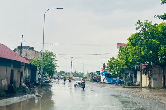 Úng ngập cục bộ thường xuyên xảy ra tại đoạn quốc lộ 21B, từ cầu Xà Kiều, xã Quảng Phú Cầu (huyện Ứng Hòa) đến địa phận xã Hồng Dương (huyện Thanh Oai) gây khó khăn cho việc đi lại cũng như cuộc sống của người dân.
