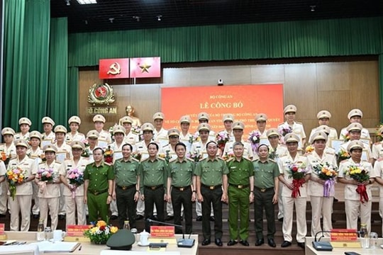 Bộ Công an trao quyết định cho 34 giám đốc công an tỉnh, thành