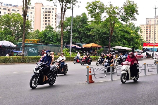 Lắp dải phân cách cứng trên đường Võ Chí Công, Phạm Văn Đồng: Làm sao nâng cao hiệu quả?