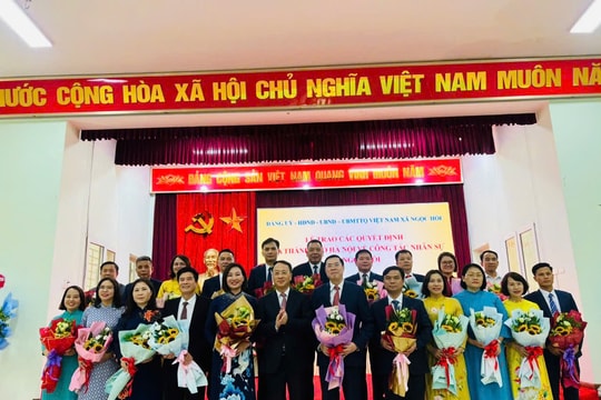 Giám đốc Sở Nội vụ Hà Nội Trần Đình Cảnh trao quyết định nhân sự tại xã Ngọc Hồi