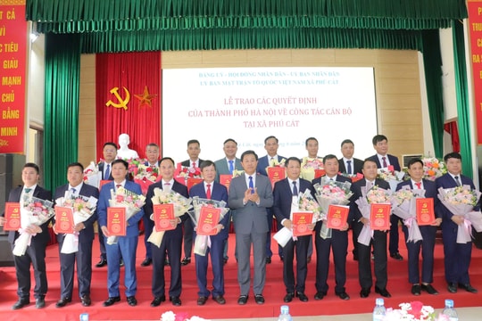 Công bố các quyết định về công tác cán bộ tại xã Phú Cát