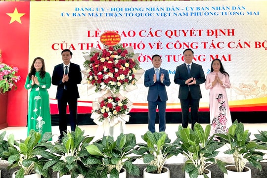 Trao quyết định về công tác cán bộ tại các phường Tương Mai, Hoàng Liệt, Định Công