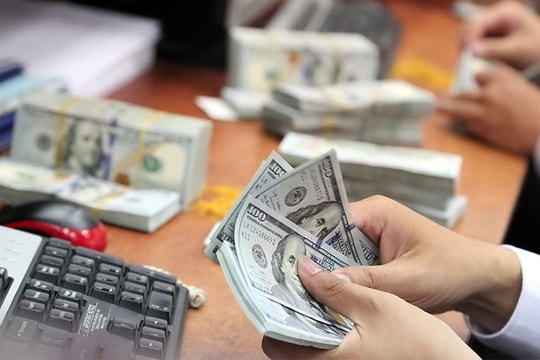 Giá USD thế giới giảm, trong nước tăng