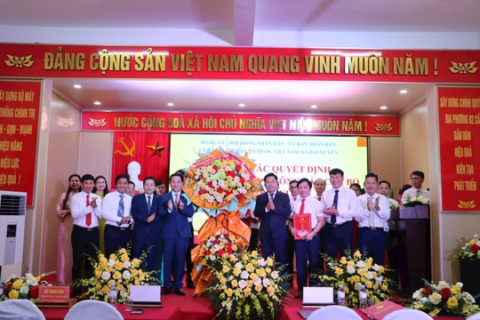Giám đốc Sở Khoa học và Công nghệ Hà Nội Trần Anh Tuấn trao quyết định cán bộ tại 3 xã: Đại Xuyên, Phượng Dực, Chuyên Mỹ