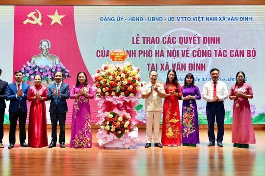 Trao quyết định của thành phố về nhân sự tại xã Mỹ Đức, Hương Sơn, Vân Đình