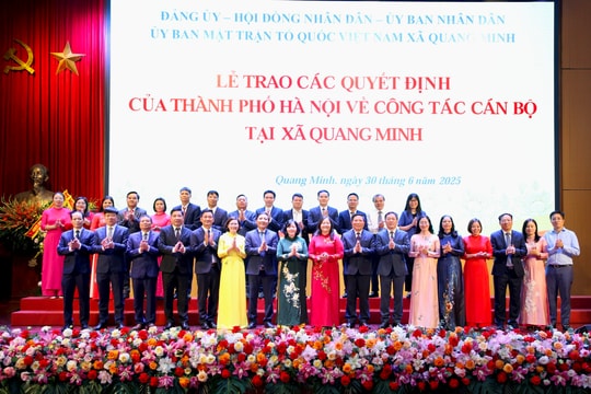 Bí thư Thành ủy Hà Nội Bùi Thị Minh Hoài trao quyết định về công tác cán bộ tại 2 xã Quang Minh, Mê Linh