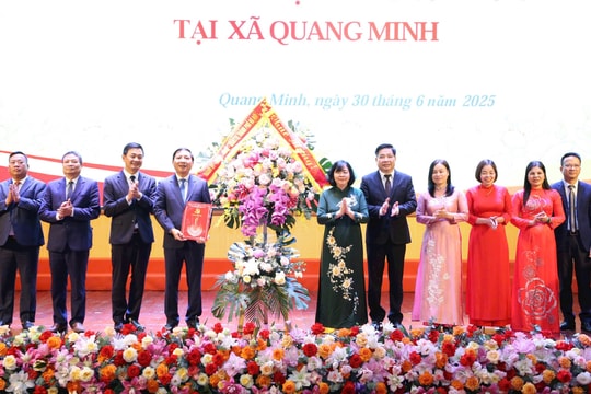 Bí thư Thành ủy Hà Nội Bùi Thị Minh Hoài trao quyết định về công tác cán bộ tại xã Quang Minh