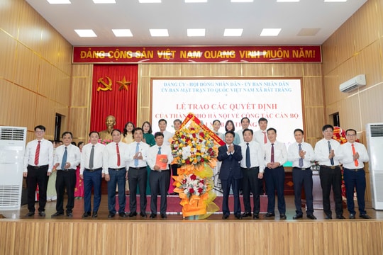 Phó Chủ tịch HĐND thành phố Phạm Quí Tiên trao các quyết định tại xã Bát Tràng