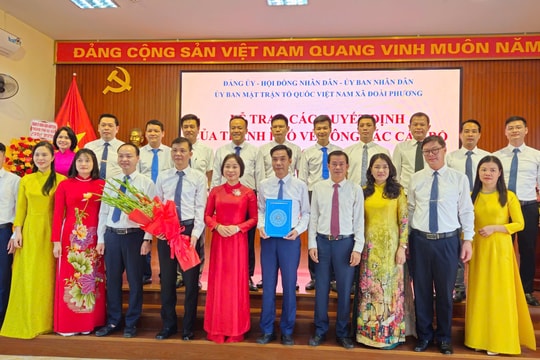 Phó Chủ tịch HĐND thành phố trao các quyết định tại xã Đoài Phương