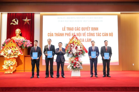 Phó Chủ tịch HĐND thành phố Hà Nội Phạm Quí Tiên trao quyết định về nhân sự tại các xã: Gia Lâm, Phù Đổng, Thuận An