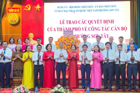 Phó Chủ tịch HĐND thành phố Phạm Thị Thanh Mai trao các quyết định tại phường Sơn Tây