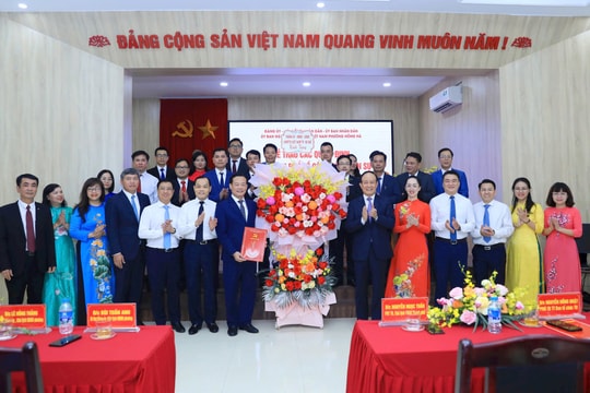 Đồng chí Nguyễn Ngọc Tuấn trao quyết định về công tác cán bộ tại phường Hồng Hà