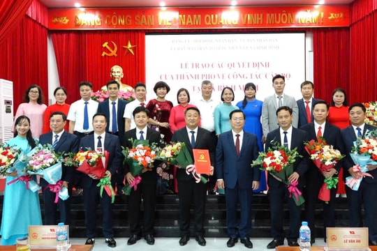Giám đốc Sở Công Thương Hà Nội Võ Nguyên Phong trao quyết định về nhân sự tại các xã: Thượng Phúc, Bình Minh