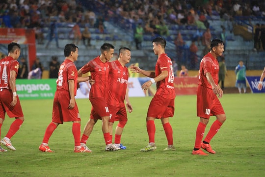 Tuyển Việt Nam All Stars ngược dòng ấn tượng, đánh bại Huyền thoại MU