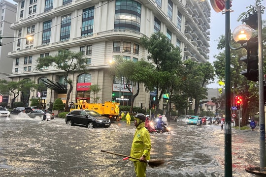 Hà Nội: Ứng trực xử lý úng ngập khi mưa lớn vào giờ tan tầm