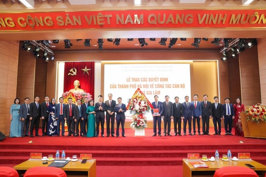Lãnh đạo thành phố Hà Nội trao quyết định về công tác cán bộ tại xã Gia Lâm