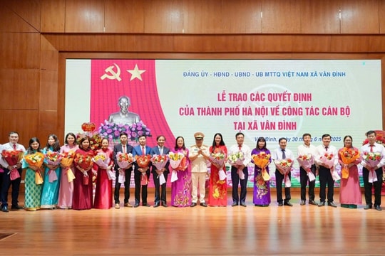 Xã Vân Đình công bố các Quyết định về công tác cán bộ