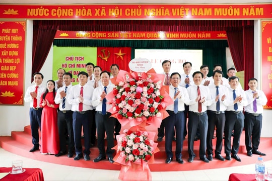 Chánh Thanh tra nhà nước thành phố Trần Đức Hoạt trao quyết định lãnh đạo chủ chốt các xã Hồng Vân, Chương Dương