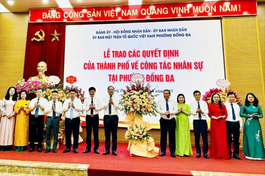 Trao quyết định nhân sự các phường Đống Đa, Kim Liên, Ô Chợ Dừa, Văn Miếu - Quốc Tử Giám