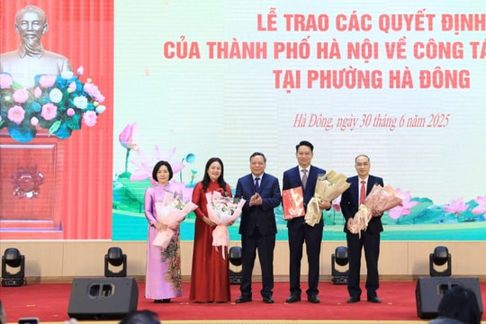 Phó Bí thư Thường trực Thành ủy Hà Nội trao quyết định công tác cán bộ tại các phường Hà Đông, Dương Nội