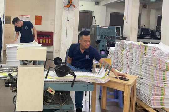 Báo Hànộimới in 70.000 bản đồ họa ranh giới 126 xã, phường mới tặng bạn đọc