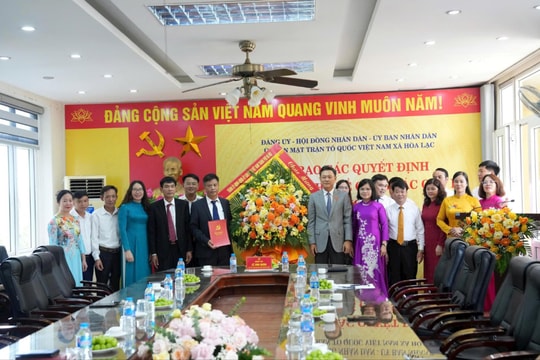 Công bố các quyết định về công tác cán bộ tại xã Hòa Lạc