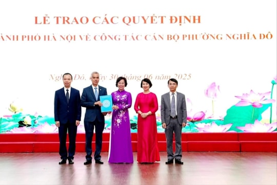 Trao quyết định cán bộ các phường Cầu Giấy, Nghĩa Đô, Yên Hòa