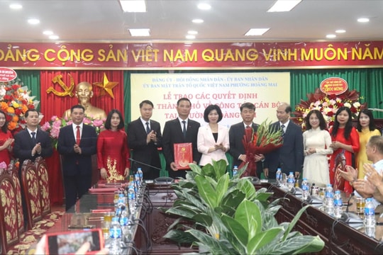 Trao quyết định công tác cán bộ các phường: Hoàng Mai, Yên Sở, Lĩnh Nam, Vĩnh Hưng