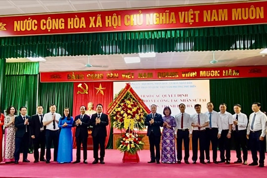 Trao quyết định nhân sự tại các phường Phú Diễn, Tây Tựu, Đông Ngạc, Xuân Đỉnh