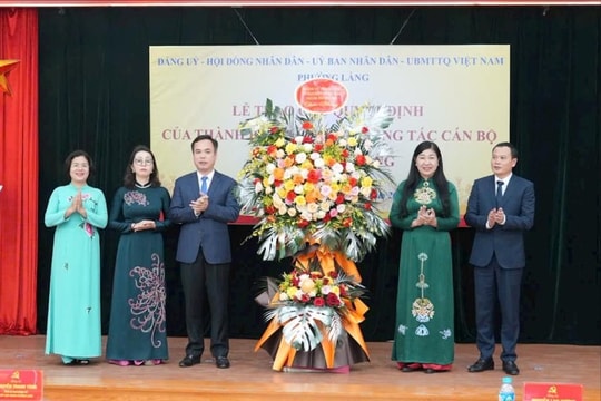 Đồng chí Nguyễn Lan Hương trao các quyết định về công tác cán bộ tại phường Láng
