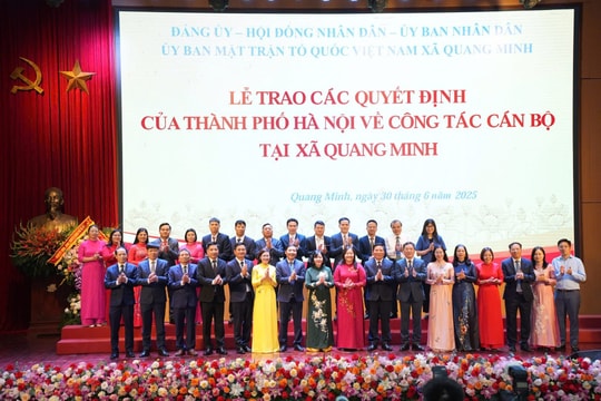 Hà Nội đồng loạt công bố và trao quyết định của Thành phố về công tác cán bộ cho các xã, phường mới