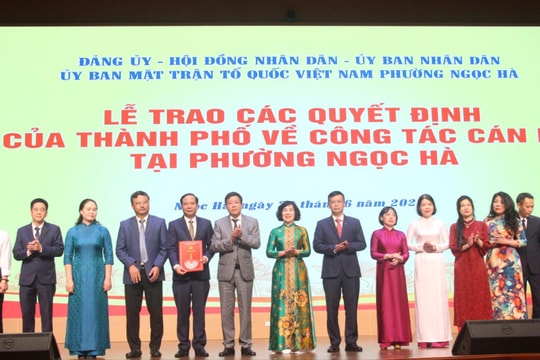 Trao quyết định công tác cán bộ tại các phường Ba Đình, Ngọc Hà, Giảng Võ