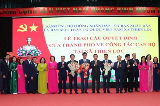 Ủy viên Ban Thường vụ Thành ủy, Trưởng ban Tổ chức Thành ủy Hà Nội trao Quyết định nhân sự tại 3 xã: Phúc Thịnh, Thiên Lộc, Vĩnh Thanh