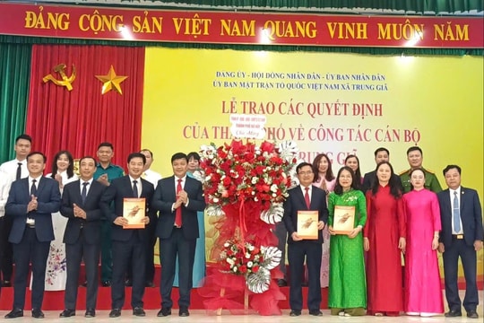 Hà Nội trao quyết định cán bộ chủ chốt các xã: Trung Giã, Đa Phúc
