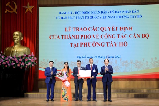 Đồng chí Nguyễn Ngọc Tuấn trao quyết định về công tác cán bộ tại các phường Tây Hồ, Phú Thượng, Hồng Hà