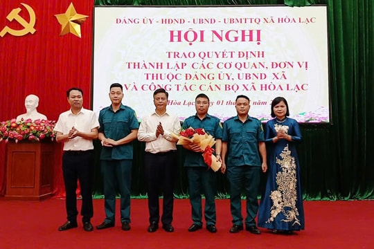 Xã Hòa Lạc trao quyết định thành lập cơ quan, đơn vị và công tác cán bộ