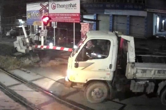 Vượt, đâm gãy barie đường sắt, tài xế xe tải bị tước bằng lái 3 tháng