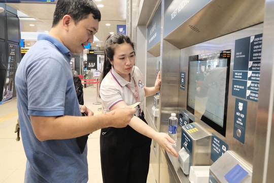 TP Hồ Chí Minh: Hành khách đi tuyến metro số 1 bằng thẻ từ thông minh