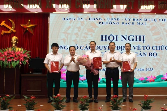 Phường Bạch Mai công bố các quyết định về tổ chức bộ máy và công tác cán bộ