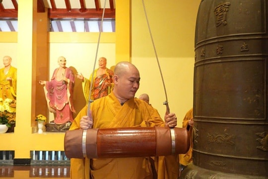 TP Hồ Chí Minh Người dân đến chùa nghe 3 hồi chuông trống bát nhã trong ngày lịch sử