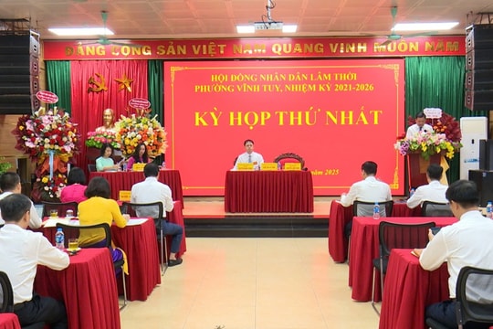 Đông đảo người dân đến phường mới giải quyết thủ tục hành chính
