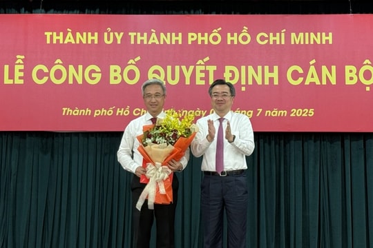 Thành ủy TP Hồ Chí Minh trao nhiều quyết định cán bộ chủ chốt