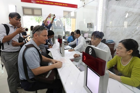 TP Hồ Chí Minh Người dân phấn khởi đến làm thủ tục tại chính quyền địa phương 2 cấp