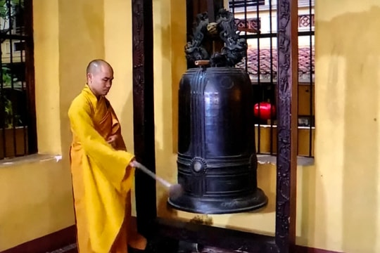 Đúng 6h sáng 1-7, các chùa trên toàn quốc cử chuông, trống cầu quốc thái dân an